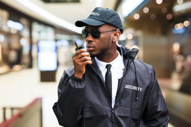 Security,Guard,Using,Walkie,Talkie,In,Shopping,Mall